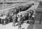 Evrei din Ungaria sosesc la Auschwitz. Foto United States Holocaust Memorial Museum
